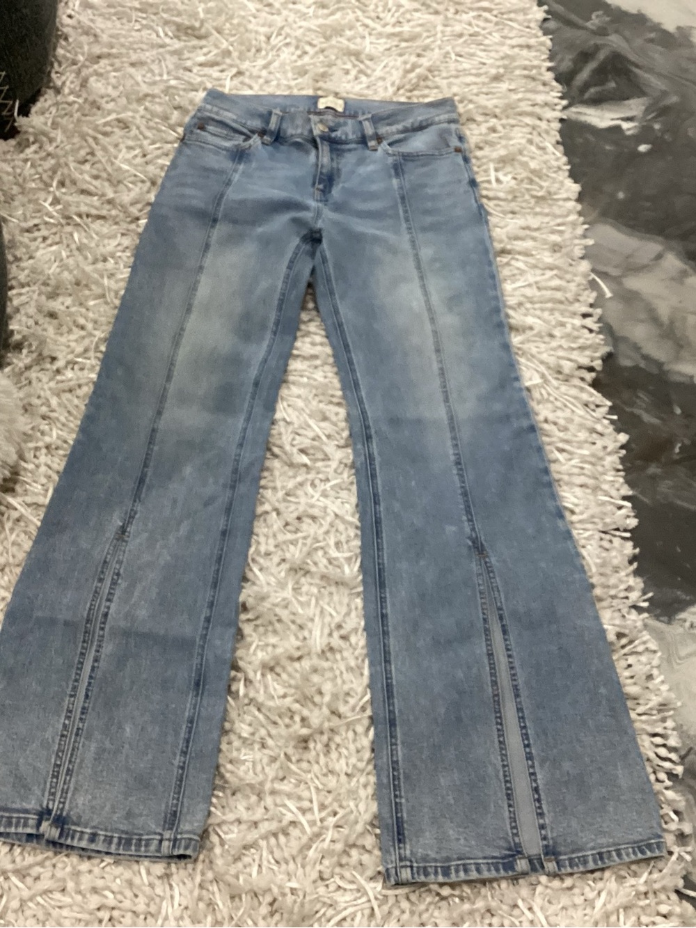 Alice + Olivia Light Blue Low Rise Split-Hem Flared Jeans -  NWOT - SIZE 28 - Picture 4 of 15
